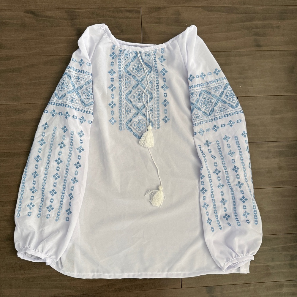 Ukrainian Embroidered Vyshyvanka White Blue Traditional size small NEW